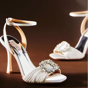 BADGLEY MISCHKA
Nixie Sandals - Soft White
$245 Size 7 Women